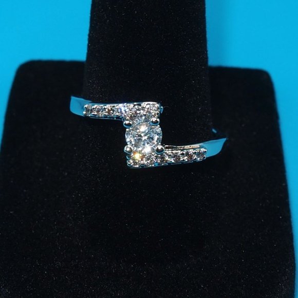 Gorgeous Ladies Diamond Ring .925 Solid Sterling Silver - Picture 2 of 5